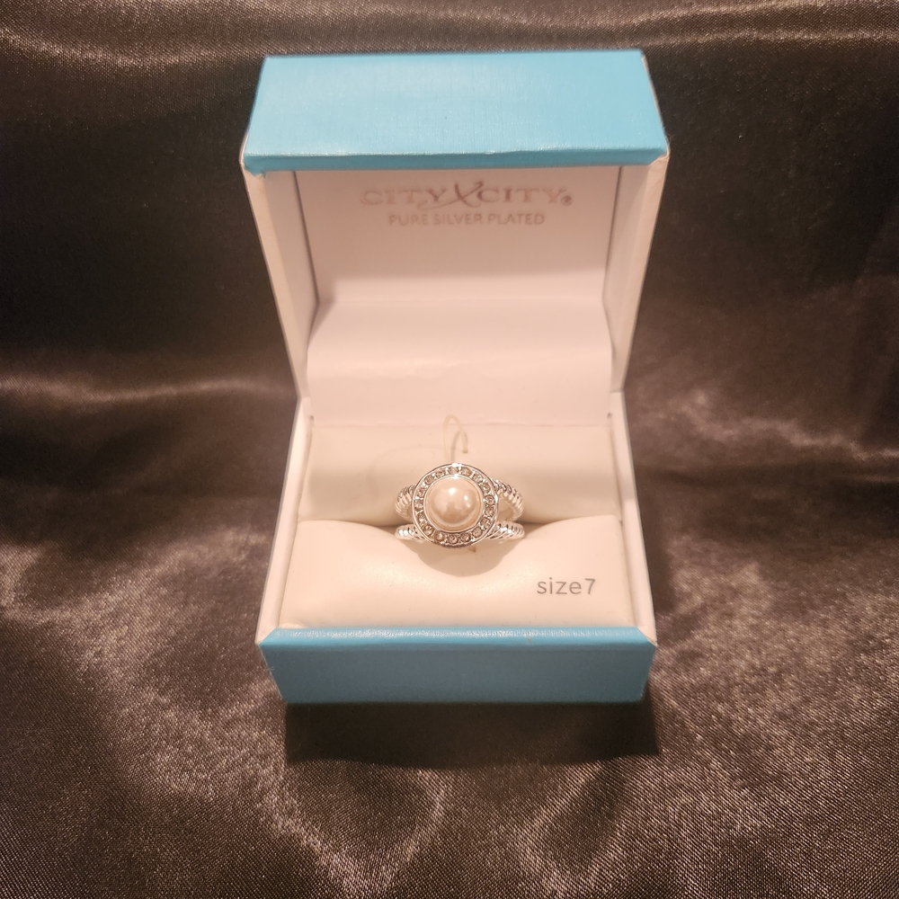 Silver Pearl Ring (Size 7)